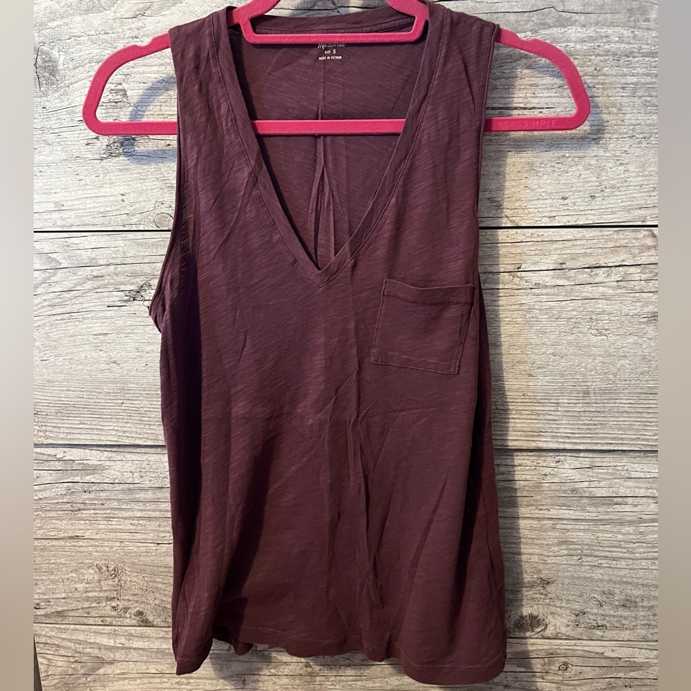 Vneck pocket tank